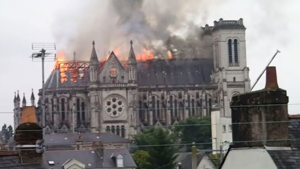 Pożar bazyliki w Nantes we Francji